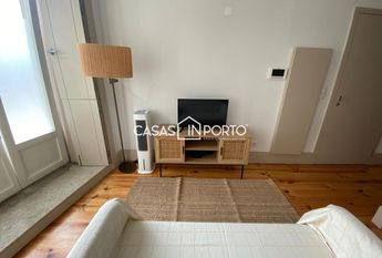Apartamento T0+1 para arrendamento na Rua Santa Catarina, Porto