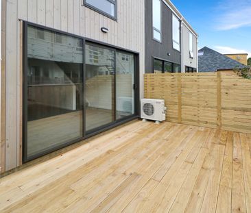 Architecturally Designed Three-Bedroom Townhouse – Karori - Photo 6