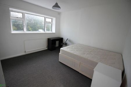 4 bedroom semi-detached house to rent - Photo 3