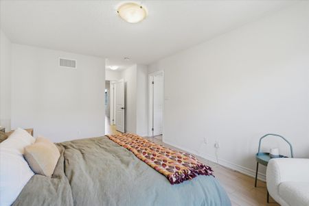 For Lease - 9 Viola Street, East Gwillimbury, Ontario - Photo 3