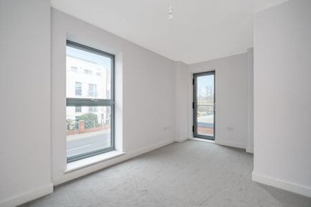 Queens Road, Weybridge, Surrey, KT13 - Photo 3