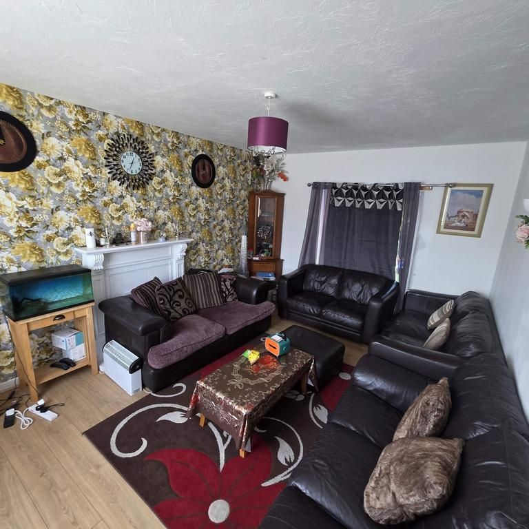 4 bedroom semi-detached house to rent - Photo 1