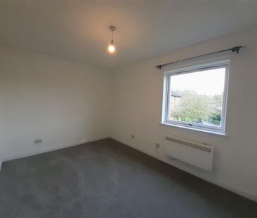 2 bed Flat To Let - Photo 4