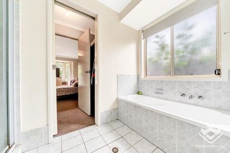 Large yard with low maintenance - Photo 3