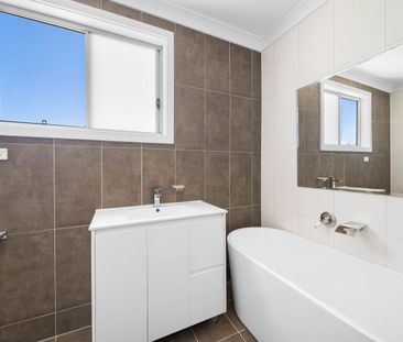 Spacious Family Home with Pool in Prime Liverpool Location - Photo 5