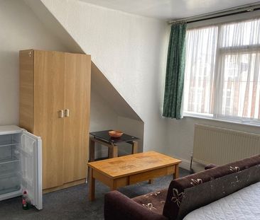 5 Bed Terraced House, East Park Rd, LE5 - Photo 4