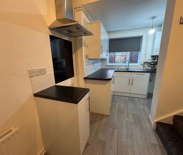 2 bedroom end of terrace house to rent - Photo 3