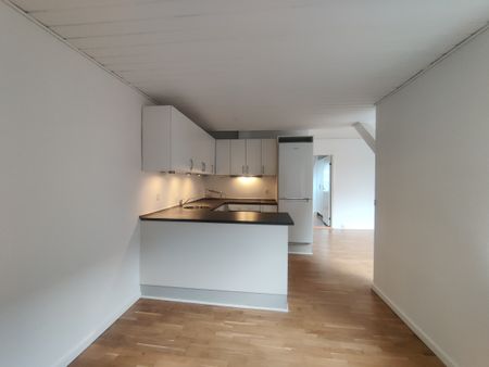 Stor og lys lejlighed på øverste etage - Photo 2