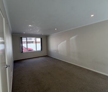 This beautifully designed three-bedroom, two-bathroom townhouse off... - Photo 2