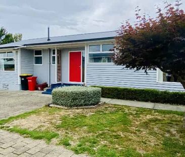 Fully furnished, lawns & internet included in rent! - Photo 4