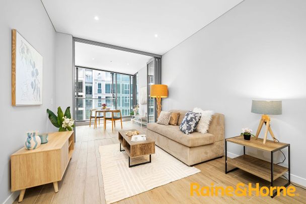 Stunning North-East Facing Modern 1 Bedroom Apartment with Direct Water Views - Photo 1