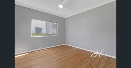 CHARACTER COTTAGE WITH LAKESIDE CONVENIENCE - Photo 4