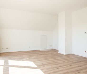 Schick renovierte Dachgeschosswohnung mit Gartennutzung und Einbauk... - Photo 2