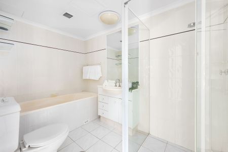 Peaceful, North-Facing Apartment Offering Space, Light and Convenience - Photo 4