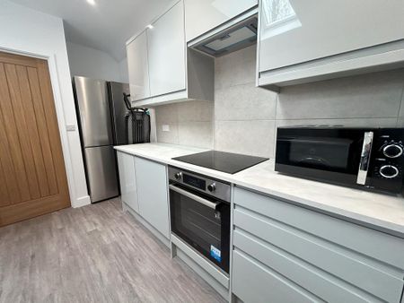 1 bedroom in a house share to rent - Photo 4