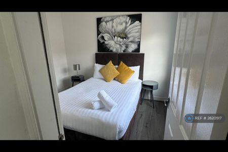 4 bedroom flat to rent - Photo 4