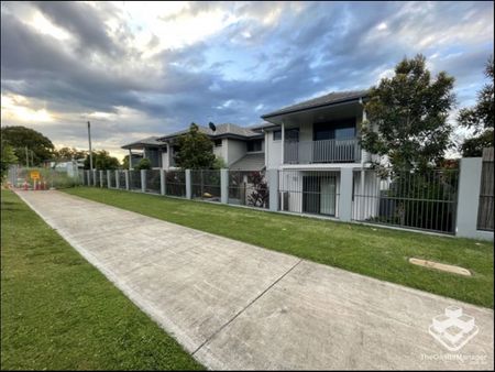 A/C in Every Room! Huge Townhouse! - Photo 5