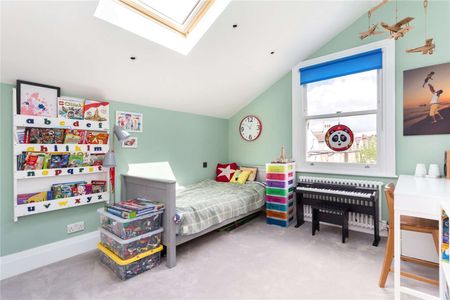 A beautiful and substantial three bedroom split level flat. - Photo 2