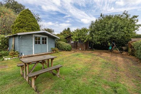 2 Ongar Close, Addlestone - 4 bedrooms Property for lettings - Seymours - Photo 3