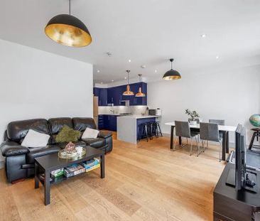 3 Bed Flat, Very Near Castlebar Road Area, W5 - Photo 2
