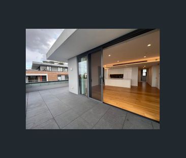 Penthouse 2 Mins Walk to Shops - Photo 4