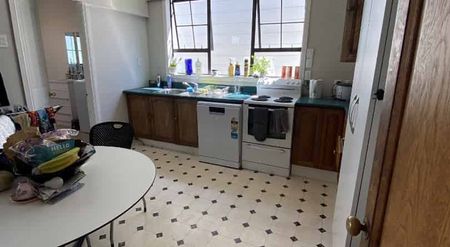 FIVE BEDROOM IN A GREAT LOCATION: - Photo 4