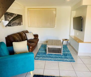 MODERN UNIT JUST MOMENTS FROM THE CBD - Photo 2