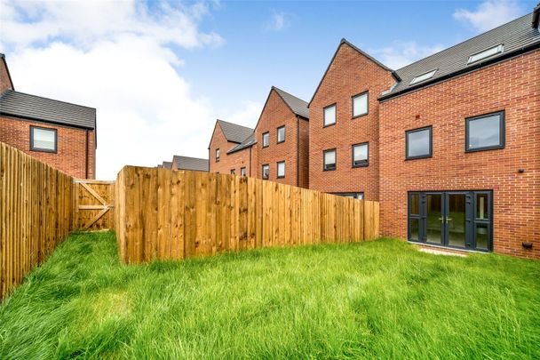 3 bedroom house to rent Box Crescent, Houghton Regis, Dunstable, Bedfordshire, LU5 - Photo 1