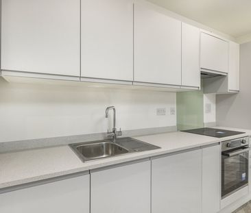 Flat to rent - Medway Street, Chatham, ME4 - Photo 3