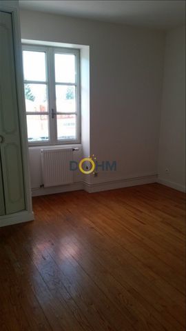 CENTRE DE LA TOUR DU PIN T3 AU 2EME ETAGE CUISINE/SEPAREE 1 SALON 2 CHAMBRES 1 SALLE D EAU 1 GARAGE ... - Photo 2