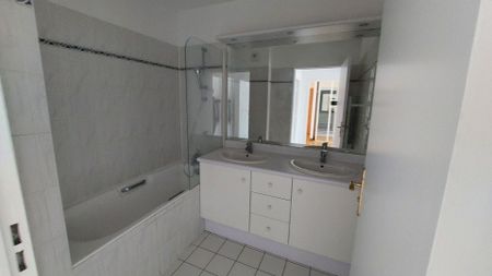 location Appartement T3 DE 74.5m² À PARIS - Photo 3