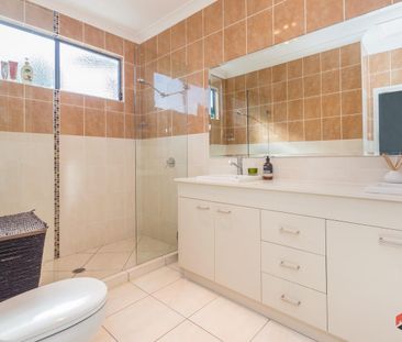 Spacious 3-Bedroom Townhouse in Prime Inner-City Location - Photo 3