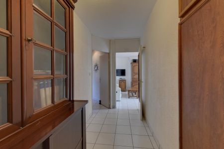 BEAU 4 PIÈCES + CUISINE DE 94,79M2 EN ÉTAGE ÉLEVÉ AVEC GARAGE ECHIROLLES PLACE DE LA COMMUNE - Photo 3