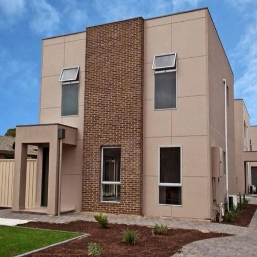 3 Bedroom Modern Townhouse for Rent! - Photo 2