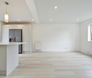 4 bedroom end of terrace house to rent - Photo 6