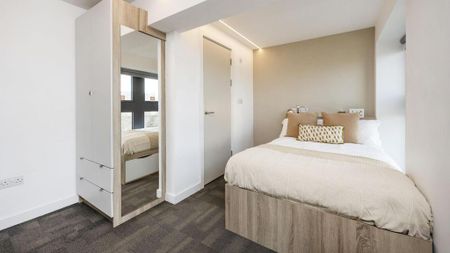 1 bedroom in a flat share to rent - Photo 3
