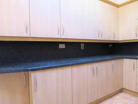 4 bedroom flat to rent - Photo 2