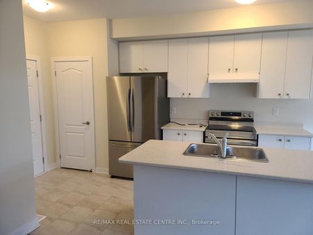 Townhouse For Lease | X8130326 - Photo 5