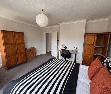 4 bedroom semi-detached house to rent - Photo 4