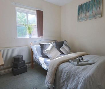 Modern 5-bedroom student property - Photo 2