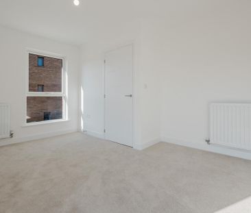 3 bedroom end of terrace house to rent - Photo 3