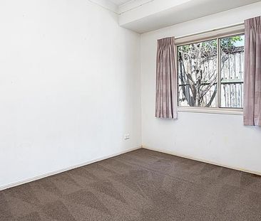 Spacious Family Living with Pool in Prime Varsity Lakes Location - Photo 5