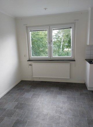 Mycket fin och delvis renoverad lägenhet. Lägenheten erbjuder moderna bekvämligheter med diskmaskin och fiber. - Photo 4