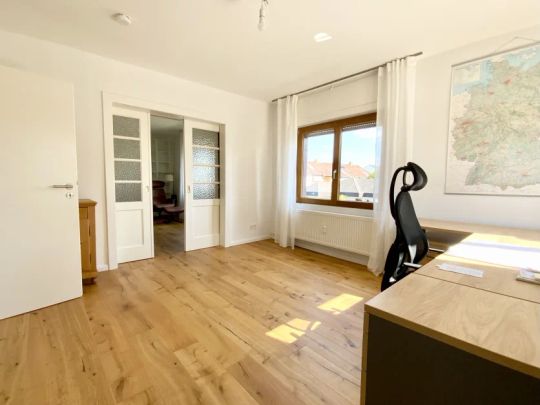 *** Erstbezug nach KOMPLETTSANIERUNG ! Super-moderne 3-Zi-Whg mit Einbauküche und Balkon im 1.OG - Foto 1