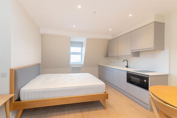 Studio Flat, High Road, N12 - Photo 1
