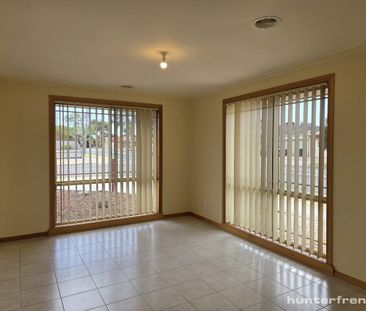 SPACIOUS UNIT IN ALTONA MEADOWS - Photo 2