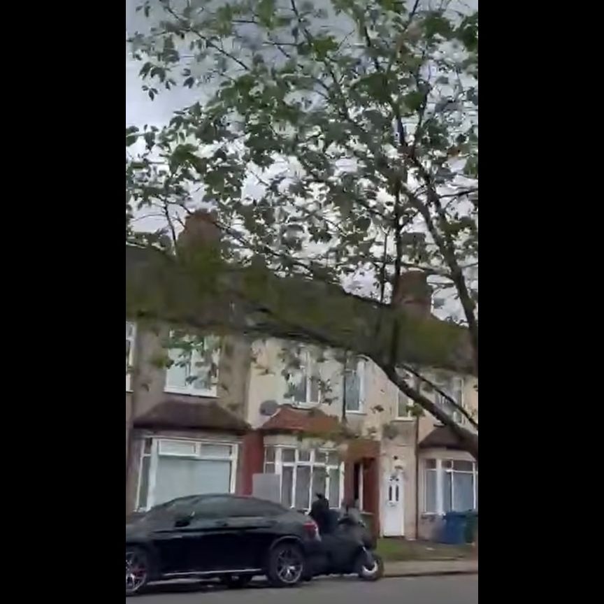 5 Bed Terraced House, Rosslyn Crescent, HA1 - Photo 1