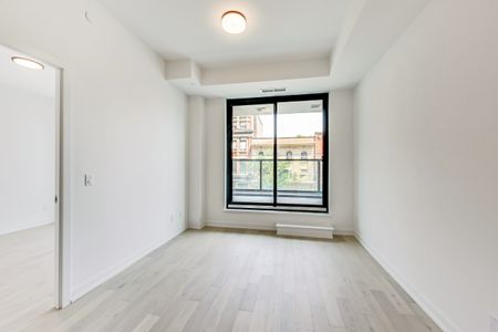 Bright & Spacious 1 Bedroom Condo on Queen St W - Photo 4