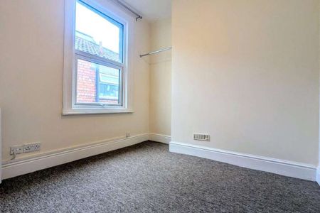 4 bedroom flat to rent - Photo 2