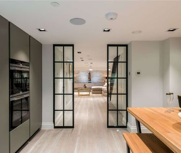 Completely modernised three bedroom townhouse moments from Marylebone - Photo 2